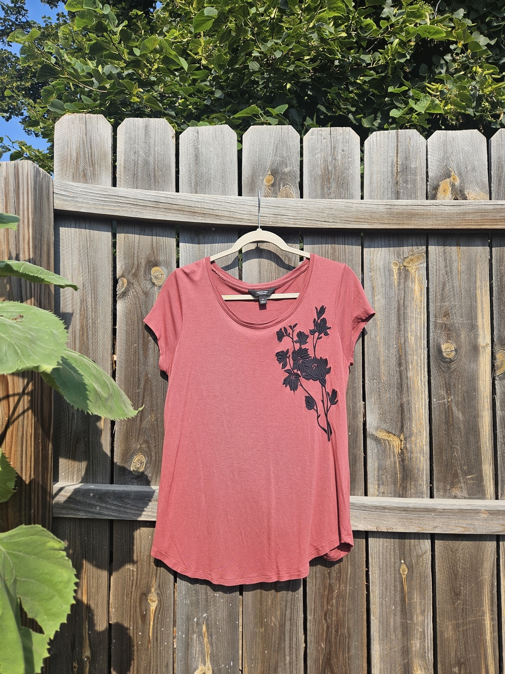VERA WANG Simply Vera T-shirt Short Sleeve Med Pink Embroided Floral Soft Loose